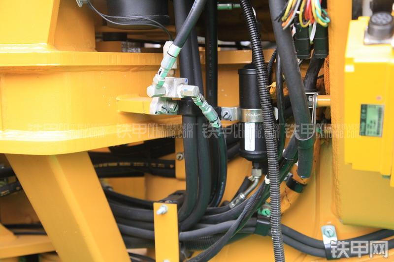 卡特彼勒140K平地机局部