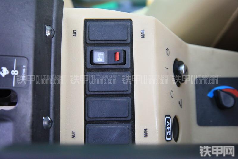 卡特彼勒140K平地机局部