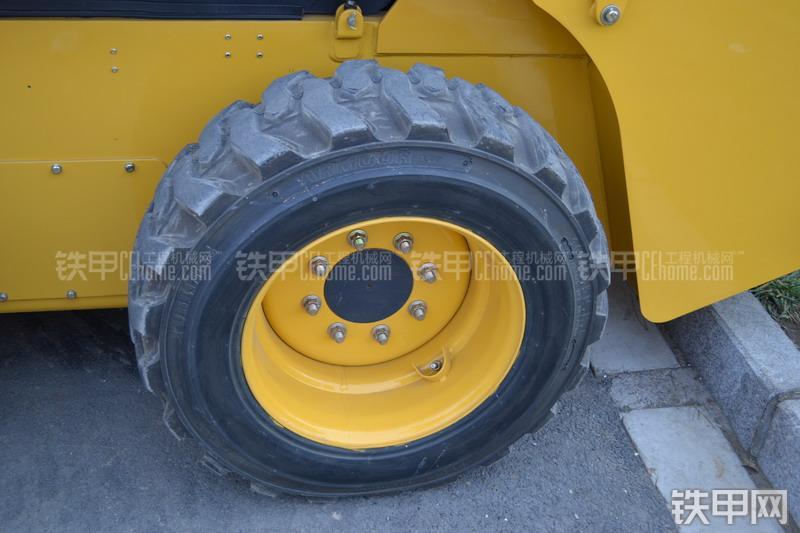 柳工CLG365A滑移装载机整机外观