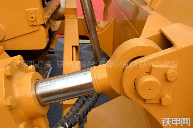 宣工SD8B高驱动推土机整机外观