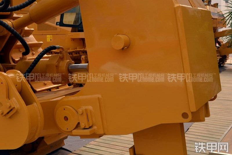 宣工SD8B高驱动推土机整机外观