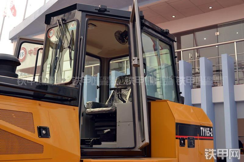 宣工TY165-2液力型推土机整机外观