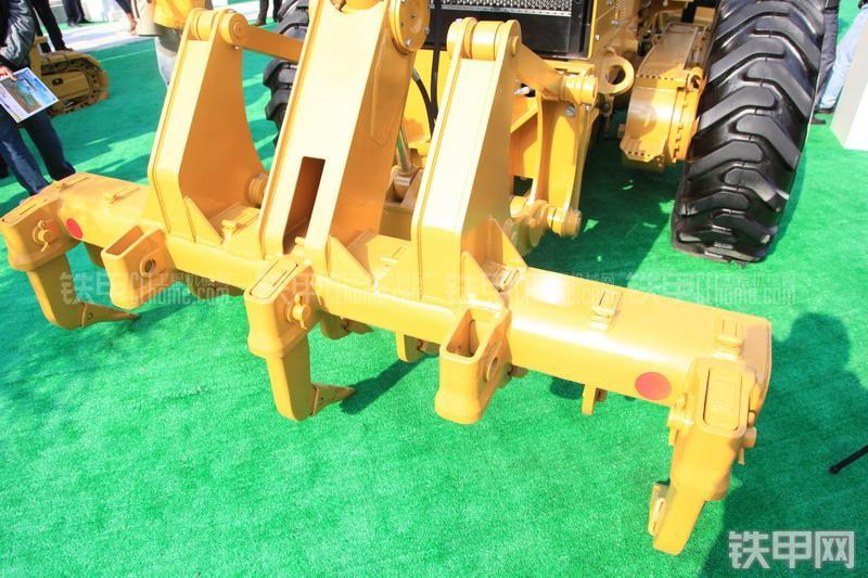 卡特彼勒140K平地机局部