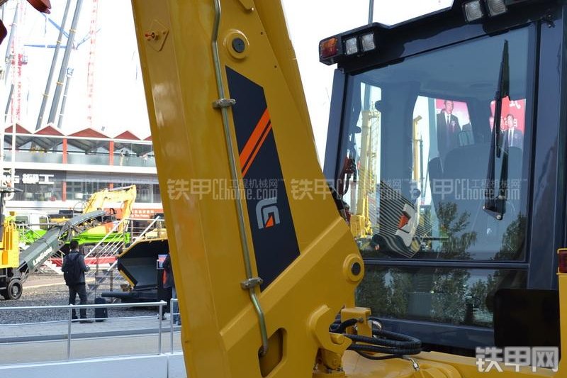 柳工CLG777A挖掘装载机整机外观