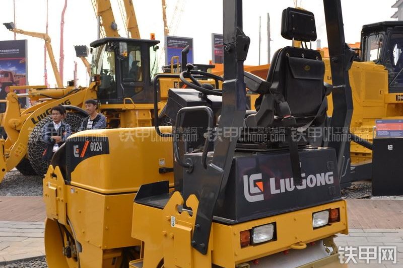 柳工CLG6024压路机整机外观