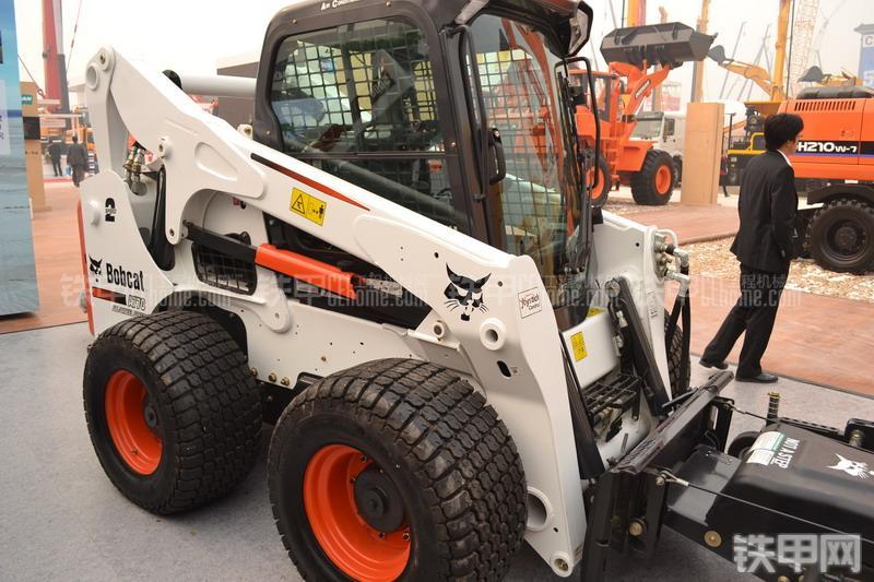 山猫A770四轮转向滑移装载机整机外观