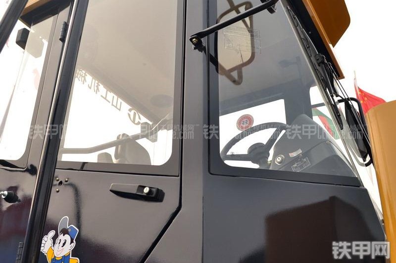 山工SEM660B装载机整机外观