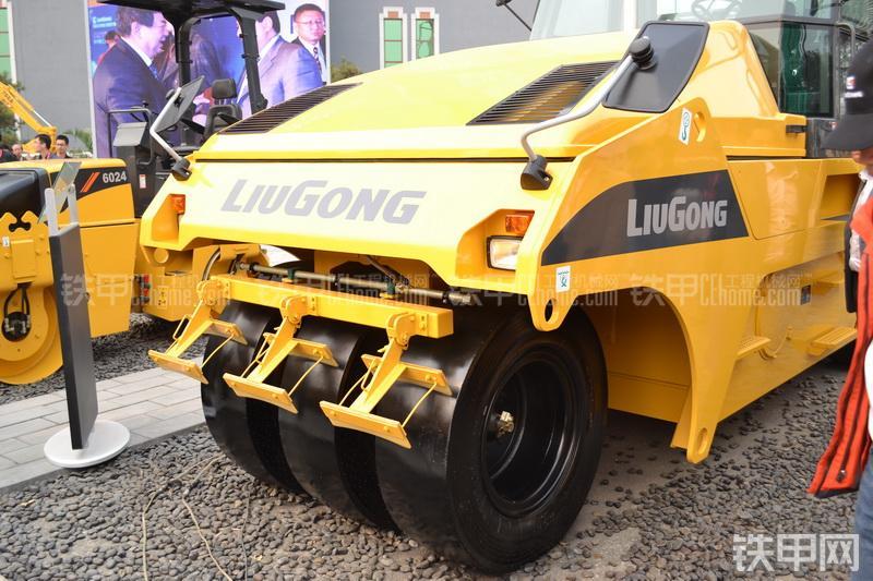 柳工CLG6520压路机整机外观