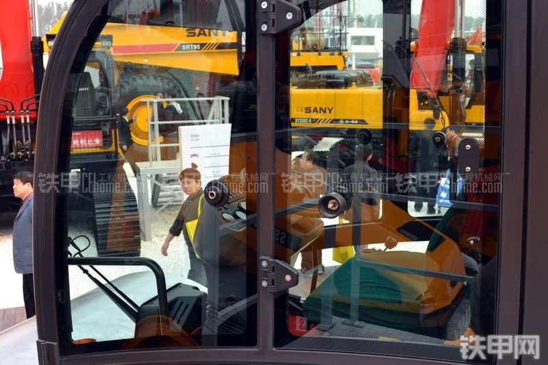 三一重工SMR222压路机整机外观