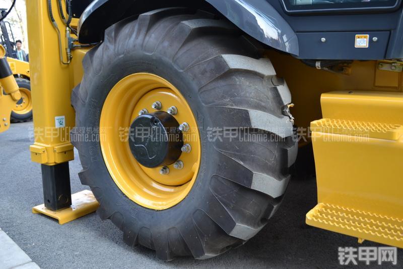 柳工CLG777A挖掘装载机整机外观