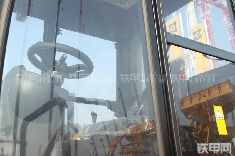 厦工XG6102压路机整机外观