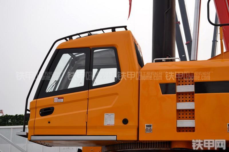 三一重工SAC2200起重机整机外观