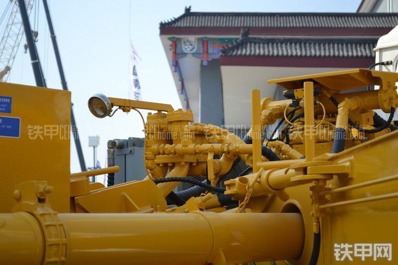 山推HJC5160THB-26陕汽泵车局部