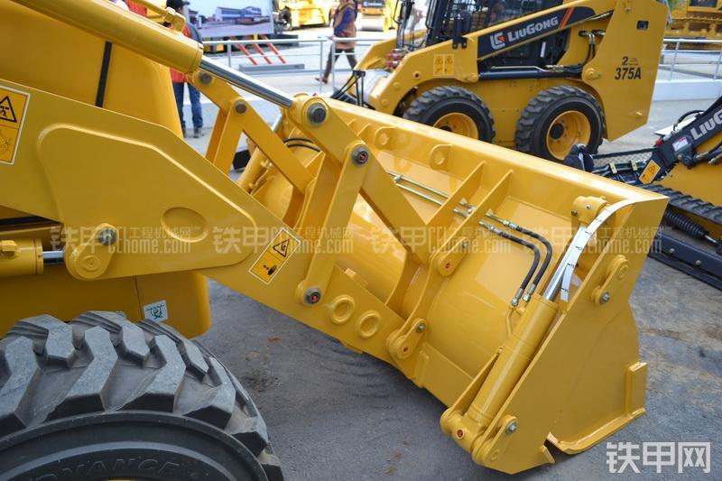 柳工CLG777A挖掘装载机整机外观