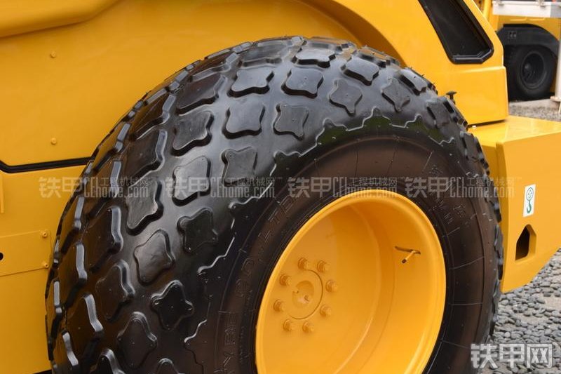 柳工CLG6124H全液压压路机整机外观