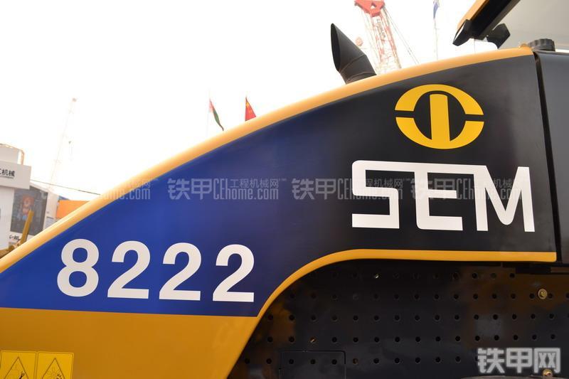 山工SEM8222压路机整机外观