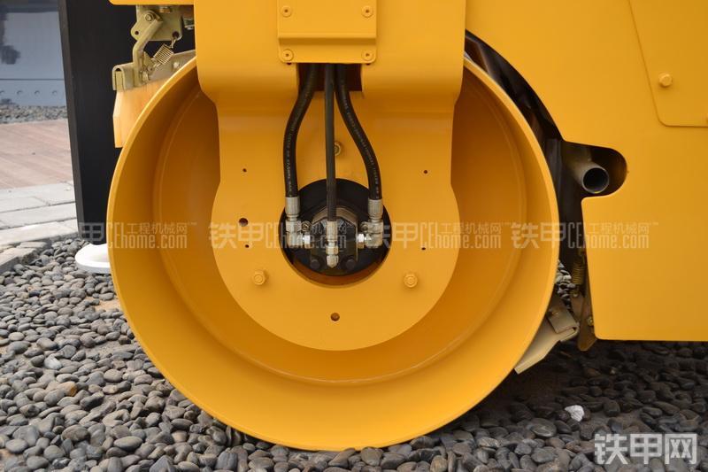 柳工CLG6024压路机整机外观