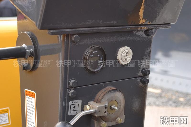 柳工CLG6024压路机整机外观