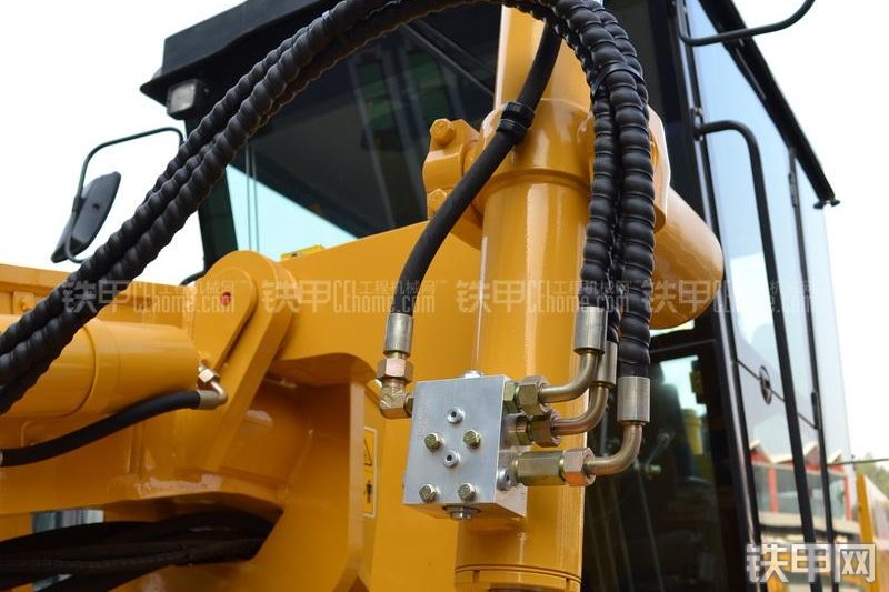 柳工CLG425III平地机整机外观