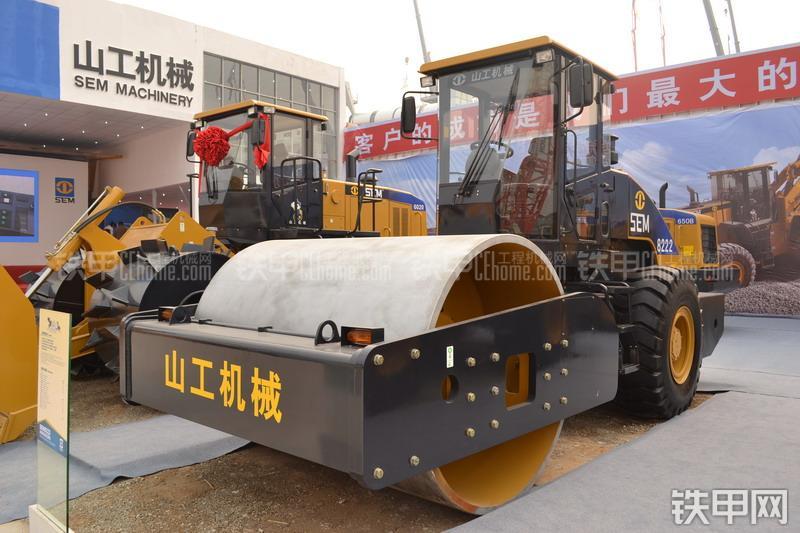 山工SEM8222压路机整机外观
