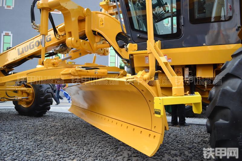 柳工CLG425III平地机整机外观