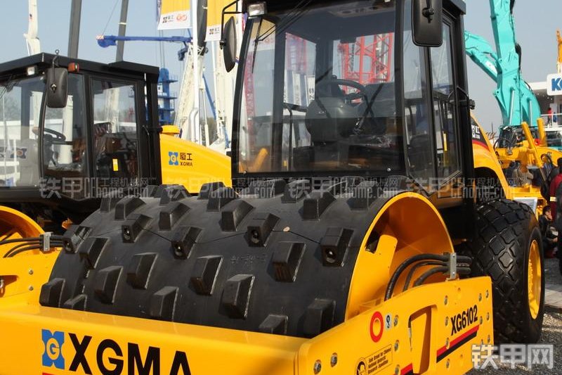 厦工XG6102压路机整机外观