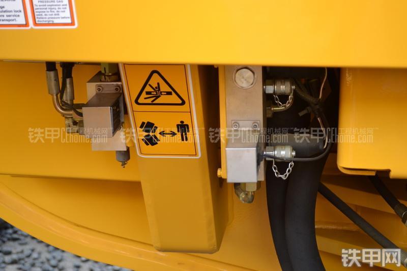 柳工CLG425III平地机整机外观