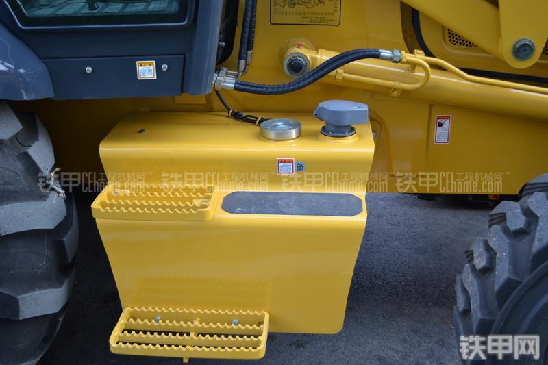 柳工CLG777A挖掘装载机整机外观