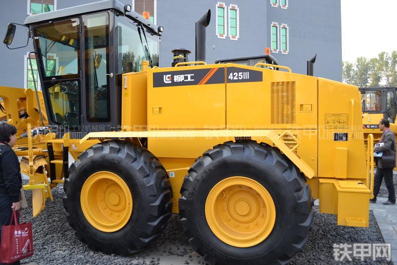 柳工CLG425III平地机整机外观