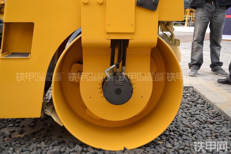 柳工CLG6024压路机整机外观