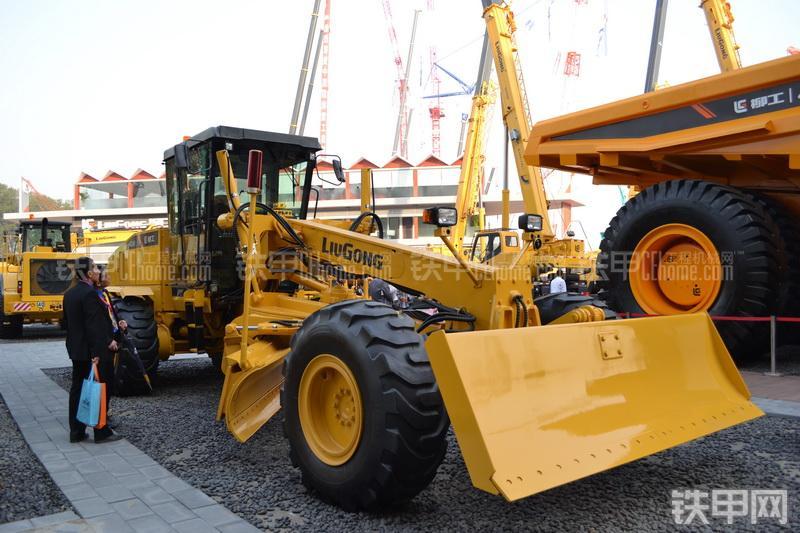 柳工CLG425III平地机整机外观