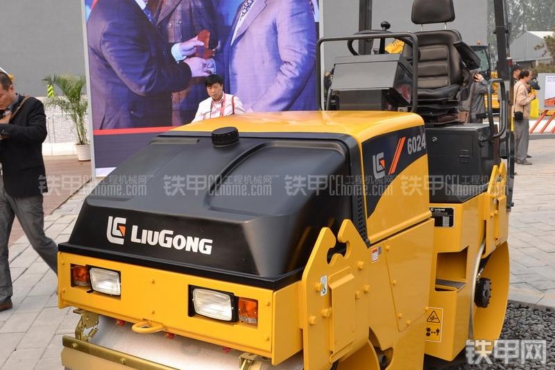 柳工CLG6024压路机整机外观