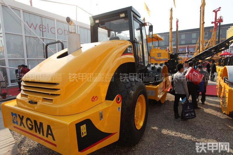 厦工XG6102压路机整机外观