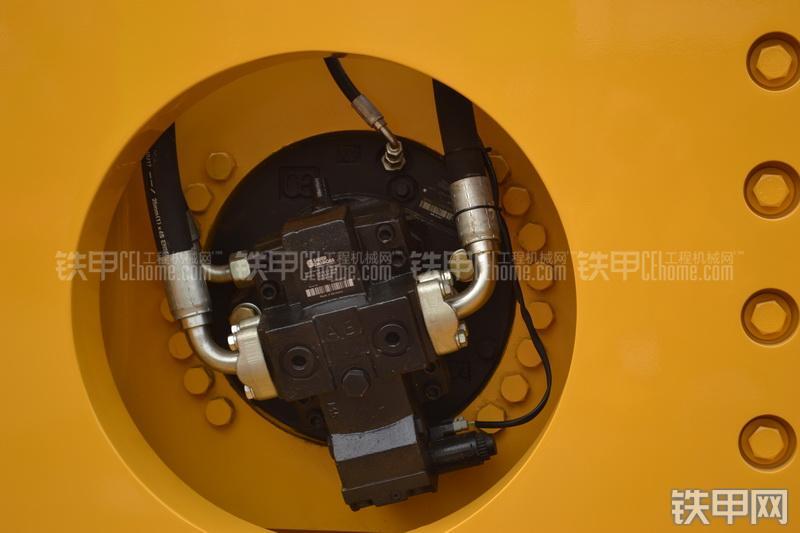 柳工CLG6124H全液压压路机整机外观