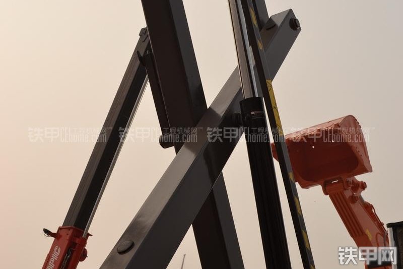 曼尼通100XEL高空作业机械整机外观