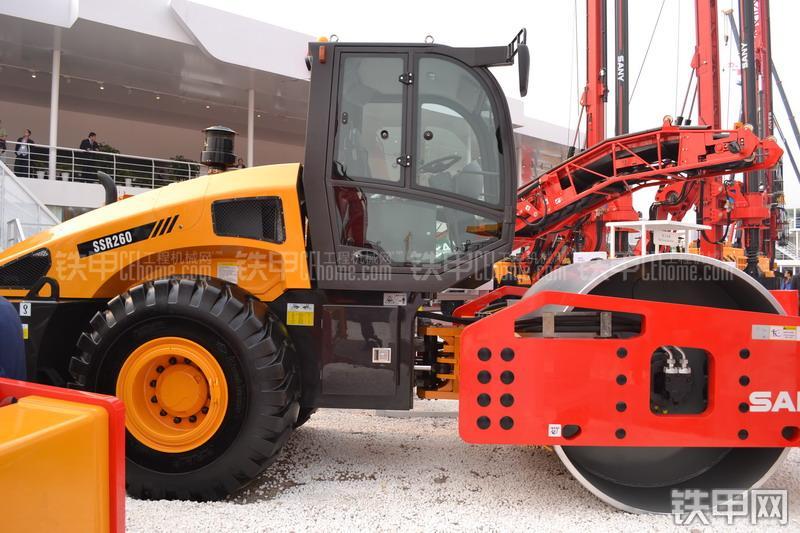 三一重工SSR260压路机整机外观