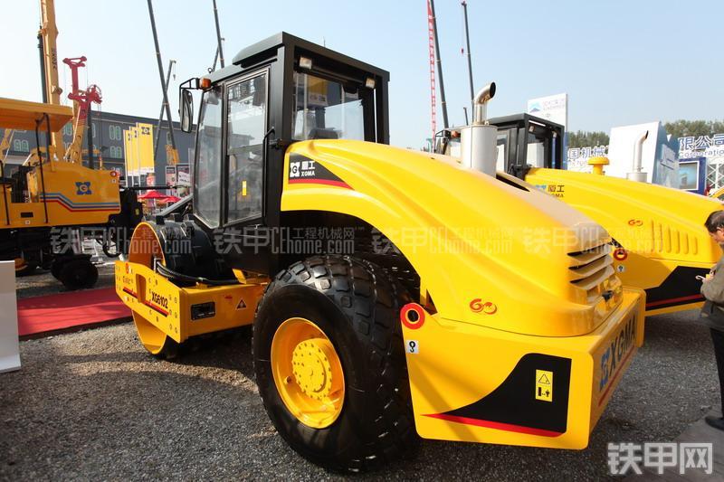 厦工XG6102压路机整机外观