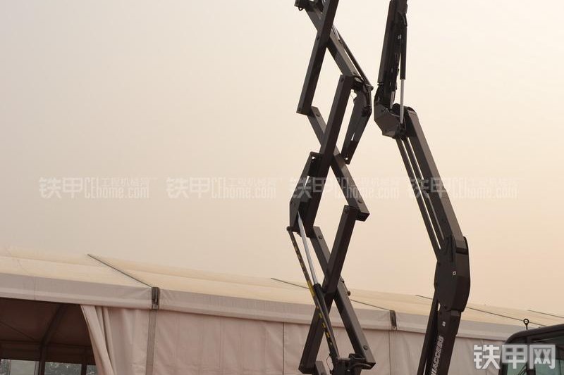 曼尼通100XEL高空作业机械整机外观