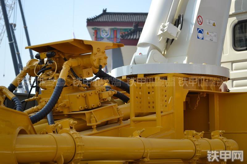 山推HJC5160THB-26陕汽泵车局部