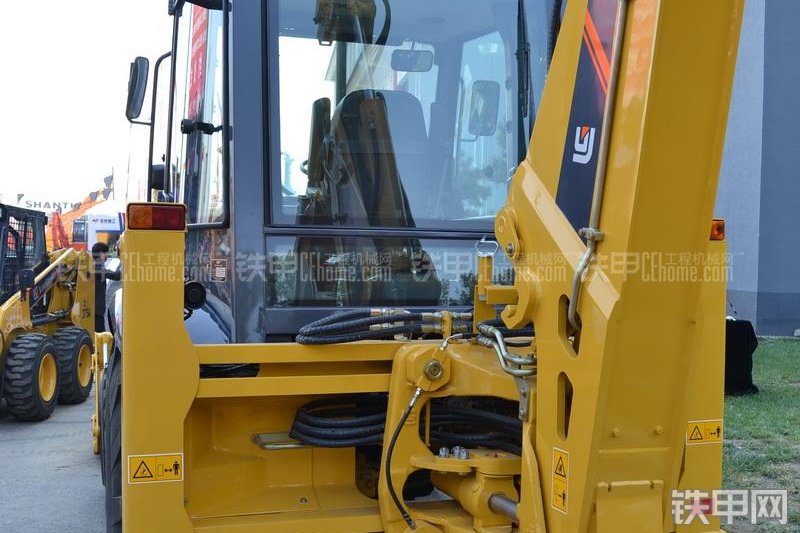 柳工CLG777A挖掘装载机整机外观