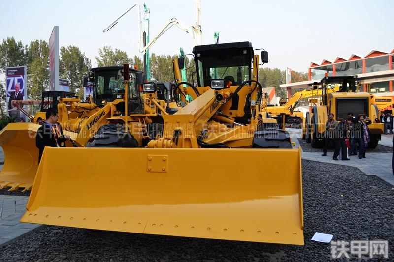 柳工CLG425III平地机整机外观