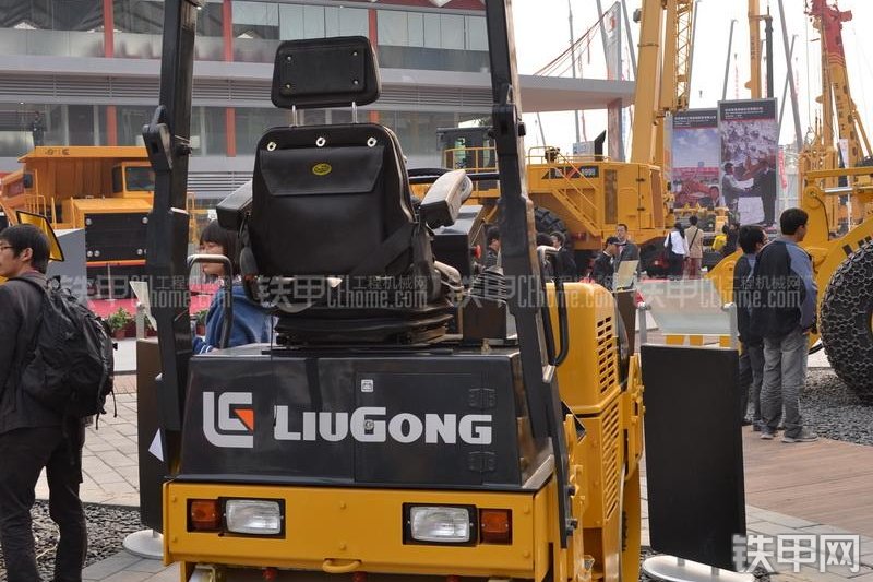 柳工CLG6024压路机整机外观