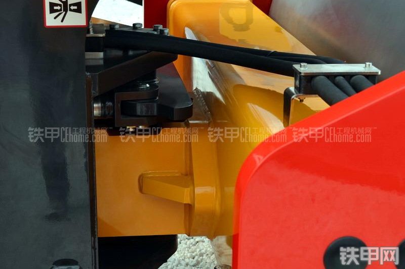 三一重工SMR222压路机整机外观