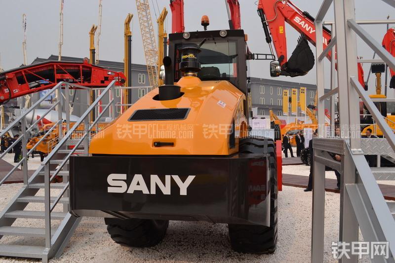 三一重工SSR260压路机整机外观