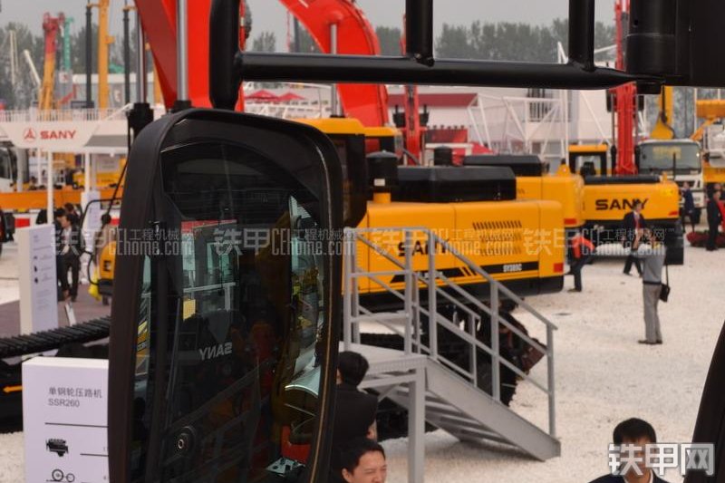 三一重工SSR260压路机局部