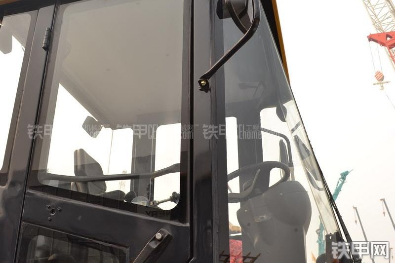 山工SEM8222压路机整机外观