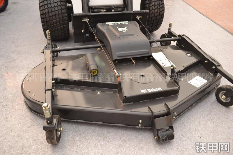 山猫A770四轮转向滑移装载机局部