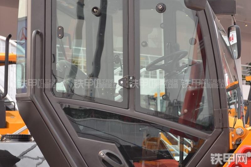 三一重工STR130C压路机整机外观