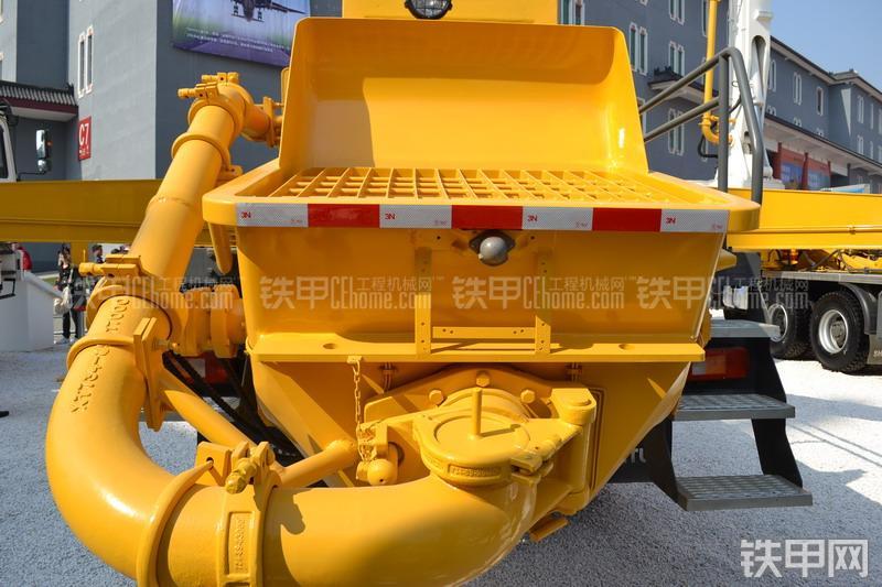 山推HJC5300THB-37沃尔沃泵车整机外观