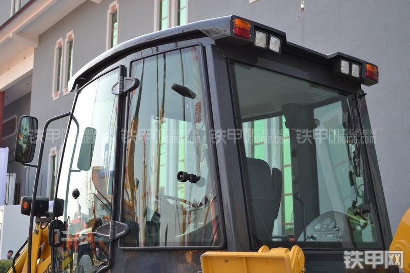 柳工CLG766A挖掘装载机整机外观